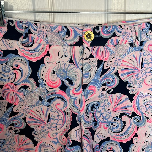 Lilly Pulitzer shorts, zip front front and back pockets size 14 - Picture 2 of 3